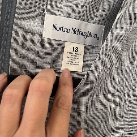 Beautiful dress - Picture 2 of 3